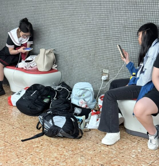 充電站插頭設置 便攜手機充電站於旺角月台.